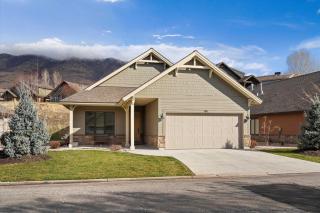 Trappers Ridge Home Stunning Mountain Views and Family Fun - 0