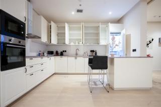 Elegant 2BR Apartment with Balcony NZL278 - 1