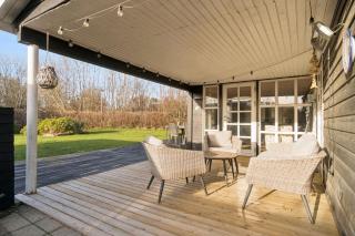 Classic Holiday Home Near Beach And Nature - 8