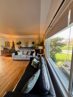 Mid-Century Modern Apartment at Horner Park - 9