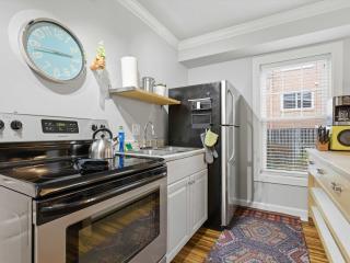 Cozy Carriage House - Clarendon Getaway - 7