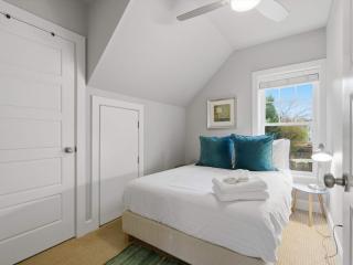 Cozy Carriage House - Clarendon Getaway - 1