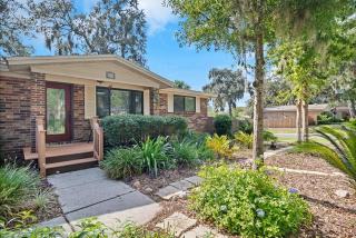 Shady Oaks - Breezy retreat w patio & beach access - 0