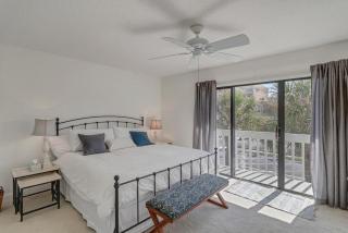 Shore Line Views - Beachfront 2BR Escape w Balcony - 6