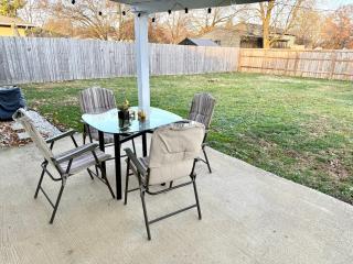 Cozy Ranch King Bed & Pet Friendly - Fenced Yard - 1