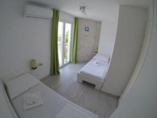 Zara Comfortable Holiday Residence - 5