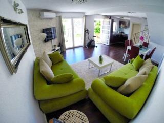 Zara Comfortable Holiday Residence - 6