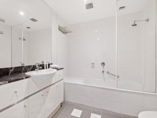 Chic 1-Bed Apartment Steps From Shopping Street - 6