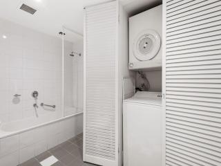 Chic 1-Bed Apartment Steps From Shopping Street - 5