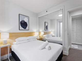 Chic 1-Bed Apartment Steps From Shopping Street - 9