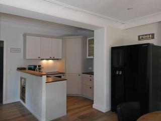 Central location with pool - 9