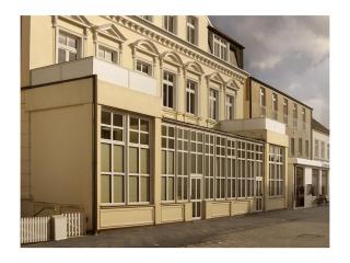 Henrietta in the Lake House - 7