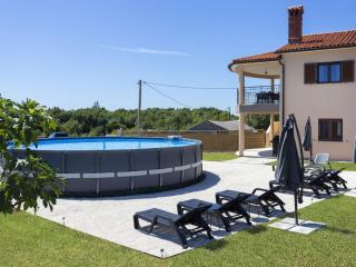 Luxurious apartment with pool - 8