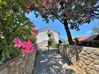 Apartments with parking space Silo, Krk - 24997 - 0