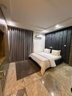 The Luxe 4-Bedroom Haven - 8