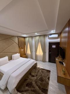 The Luxe 4-Bedroom Haven - 5