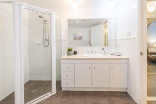 Peninsula Waters 1 Aircon pool and massive outdoor area - 3