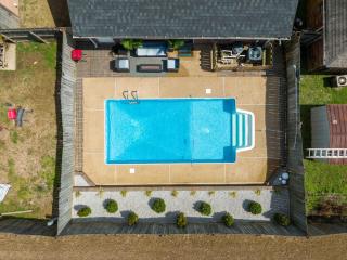 Cori's Pool House - 4