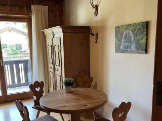 Pine-paneled room by the lake - 8