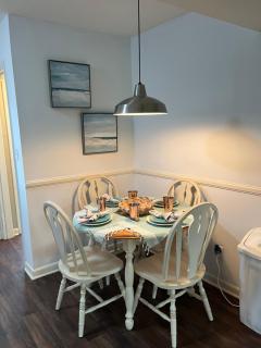 Family fun lake getaway in Jamestown with pool - 6