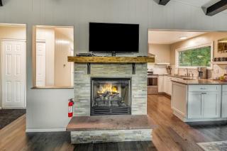 Cozy Mountain Home with Great Views, Deck & WiFi - 7