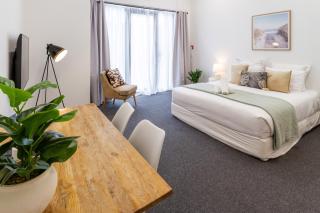 Modern CBD Studio with King Bed - Ground Floor Ease - 0