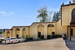 Downtown Redmond Townhouse by Stay Rested - 5