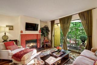 Downtown Redmond Townhouse by Stay Rested - 8