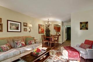 Downtown Redmond Townhouse by Stay Rested - 0