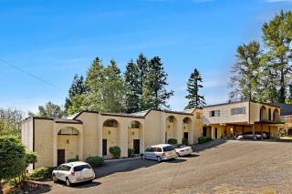 Downtown Redmond Townhouse by Stay Rested - 4