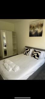 Cosy Double room in house available with shared bathroom - 4