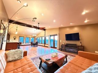 Spacious Home with Mountain Views & Luxury Kitchen - 0