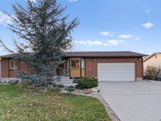 Spacious Home with Mountain Views & Luxury Kitchen - 7