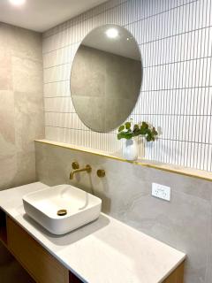 Apartment with kitchen and balcony - stroll to river & shopping mall - 0