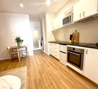 Apartment with kitchen and balcony - stroll to river & shopping mall - 4