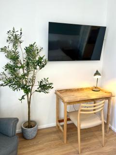 Apartment with kitchen and balcony - stroll to river & shopping mall - 3