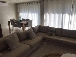 Geelong 3 Bedroom Lovely House - 1