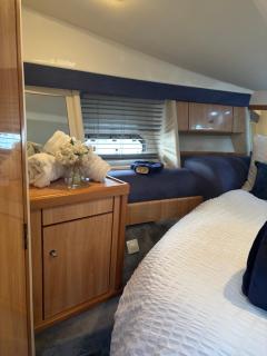 ENTIRE LUXURY MOTOR YACHT 70sqm - Oyster Fund - 2 double bedrooms both en-suite - HEATING sleeps up to 4 people - moored on our Private Island - LEGOLAND WINDSOR THORPE PARK ASCOT RACES Heathrow WENTWORTH LONDON Lapland UK Royal Holloway - 2