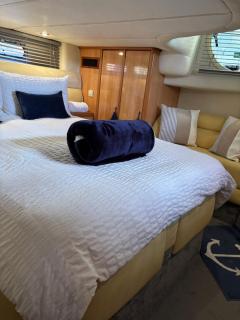 ENTIRE LUXURY MOTOR YACHT 70sqm - Oyster Fund - 2 double bedrooms both en-suite - HEATING sleeps up to 4 people - moored on our Private Island - LEGOLAND WINDSOR THORPE PARK ASCOT RACES Heathrow WENTWORTH LONDON Lapland UK Royal Holloway - 5