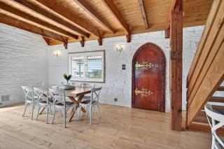 Oswald's Beach Retreat - 4