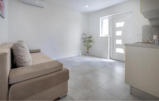 Lovely Apartment In Tucepi With House Sea View - 0