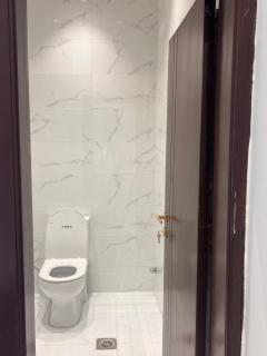 غرفة فندقية مع صالة ومطبخ دخول ذاتي - 1