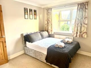 Spacious 4 Bed house in cul-de-sac location - 1