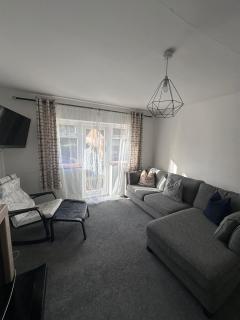 Entire 2 bed apartment - Up to 4 guest - 10 min from station & town centre - 6