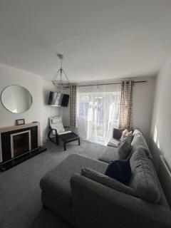 Entire 2 bed apartment - Up to 4 guest - 10 min from station & town centre - 8