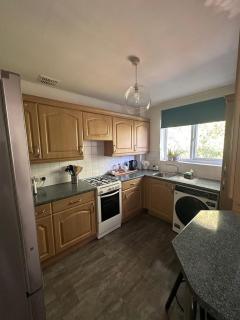 Entire 2 bed apartment - Up to 4 guest - 10 min from station & town centre - 1