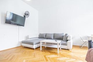 Charming 4BR Apartment Near Dresdner Subway Station - 9