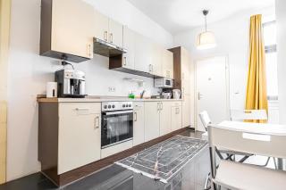 Charming 4BR Apartment Near Dresdner Subway Station - 6