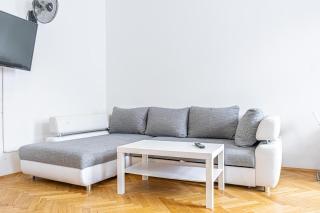 Simple Private Rooms in 5BR Shared Apartment, Garden by Lorenz Böhler & Danube - 4