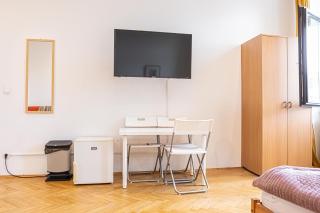 Simple Private Rooms in 5BR Shared Apartment, Garden by Lorenz Böhler & Danube - 7